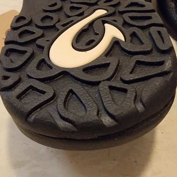 OLUKAI leather men’s flip flops main image 8